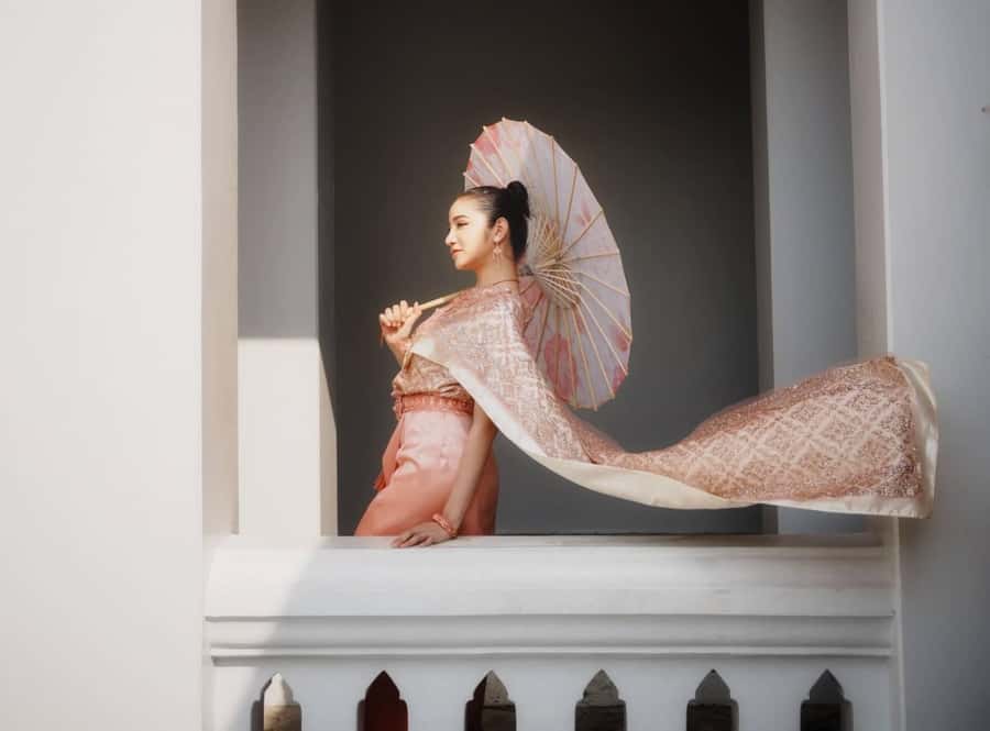 Photoshoot in Thai Costume - Wat Arun Meets Traditional Thai Costume