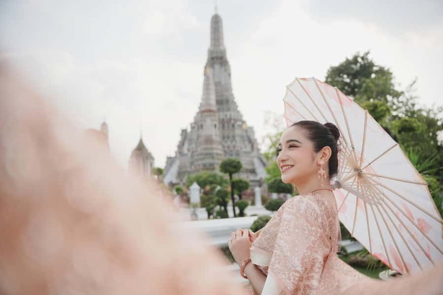 Photoshoot in Thai Costume - Photographers Who Guide Poses and Find Strong Angles