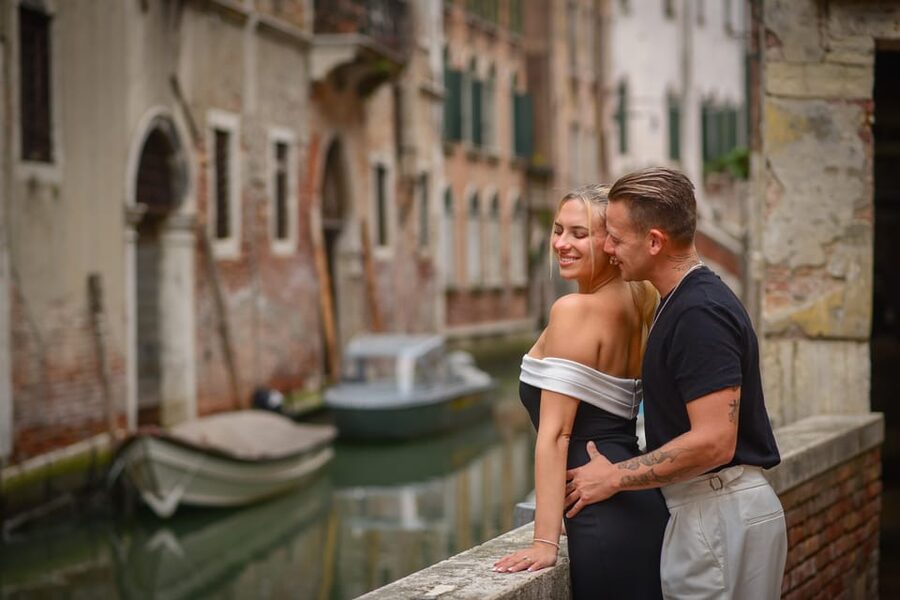 Photoshoot in Venice: Your Story, Our Lens - Book Now! - Meeting at Rialto Bridge, top of the bridge: start strong and practical