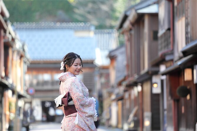 Photoshoot session by professional photographer in Kanazawa - How the photographer helps you look natural (not staged)