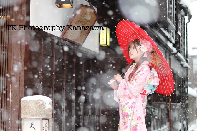 Photoshoot session by professional photographer in Kanazawa - Kenrokuen Garden: the scenery option with extra entry cost