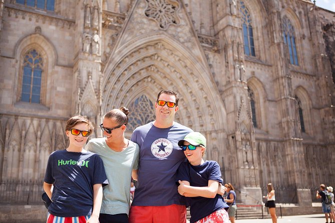 Photoshoot tour in Barcelona Secret Corners - Booking value: price, group size, and timing