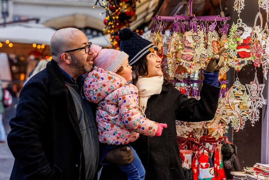 Prague: Christmas/Easter Markets Tour with Photoshoot - Photo spots in winter: what to wear and how to plan your comfort