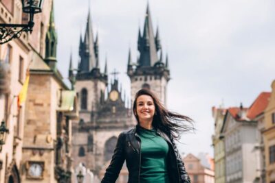 Prague: Professional Photoshoot in the Old Town - Meeting at Hard Rock Cafe: Simple Start, Clear Spot