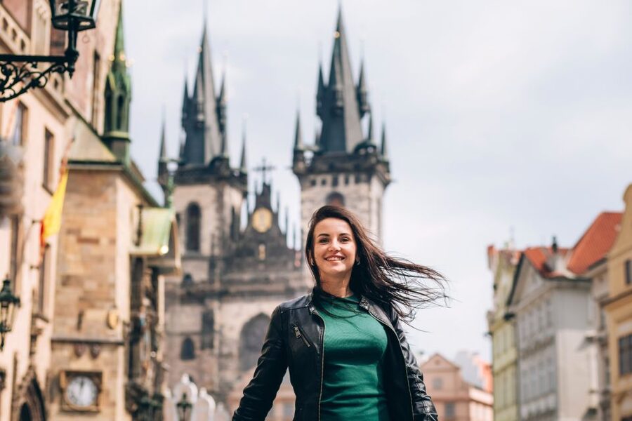 Prague: Professional Photoshoot in the Old Town - Meeting at Hard Rock Cafe: Simple Start, Clear Spot
