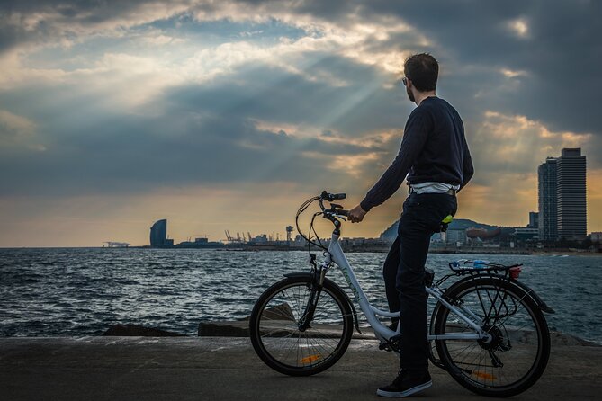 Private Barcelona E-Bike Photography Tour - Stop 1: Christopher Columbus monument and the tour briefing