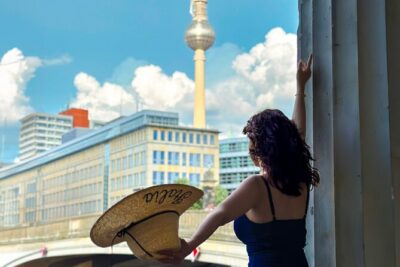 Private Personalized Photoshoot in Berlin - Your one-hour plan: from Friedrichsbrücke to Museum Island stops