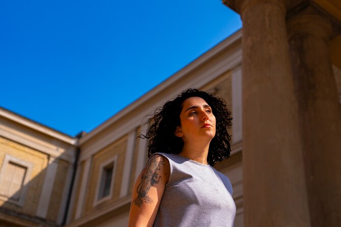 Private Personalized Photoshoot in Berlin - Museum Insel area: wrapping with iconic Berlin variety