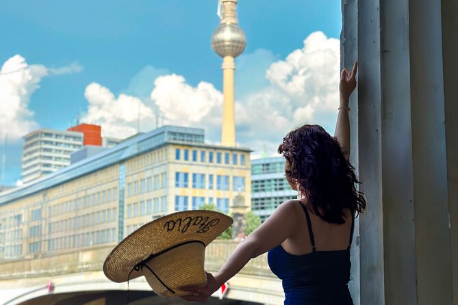 Private Personalized Photoshoot in Berlin - Your one-hour plan: from Friedrichsbrücke to Museum Island stops