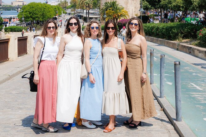 Private Photo Shoot in Seville : Cathedral + Santa Cruz Quarter - Price and Value for a Private Group Shoot