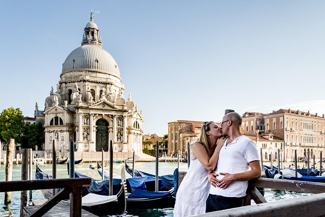 Private Photo Shoot in Venice with Gondola Ride - Photo delivery: what “50 photos in a digital book by mail” means