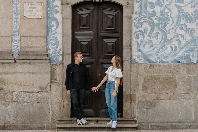 Private Photography Session for Couples in Charming Porto City - Streets with personality: the mid-walk photo stops