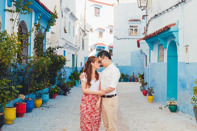 Private Photography Session in Chefchaouen with a Photographer - The posing help that makes you look like yourself