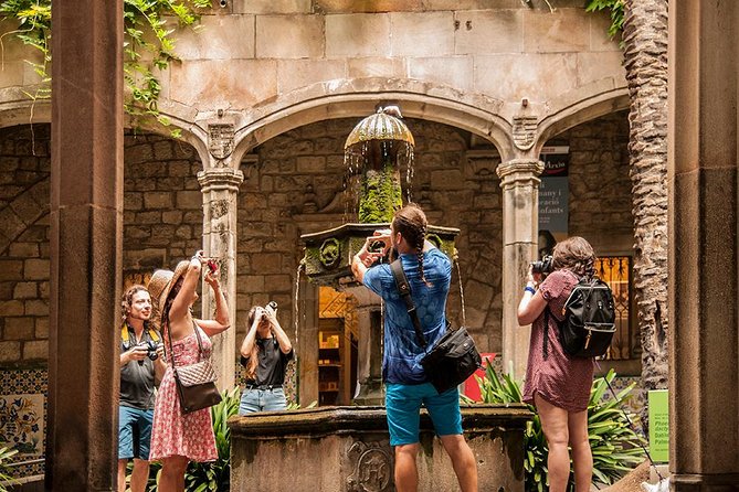 Private Photography Walking Tour with a Local - Spanish Civil War to Barcelona artists: building story, not just shots