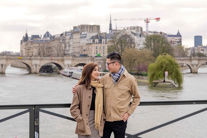 Private Photoshoot at the Louvre area in Paris - Stop 2: Pont des Arts for Romantic Bridge Energy