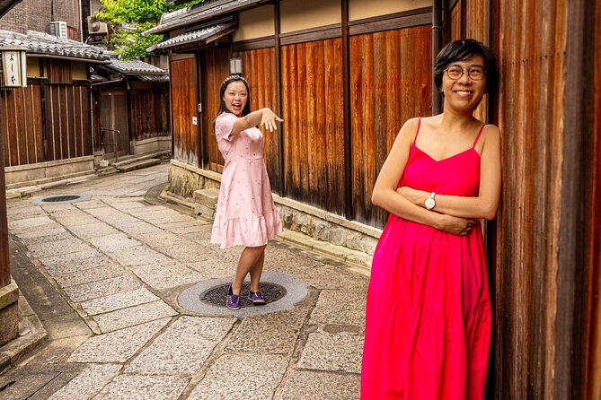 Private Photoshoot Experience in Kyoto ( Gion ) - Posing help that makes photos look natural, not forced