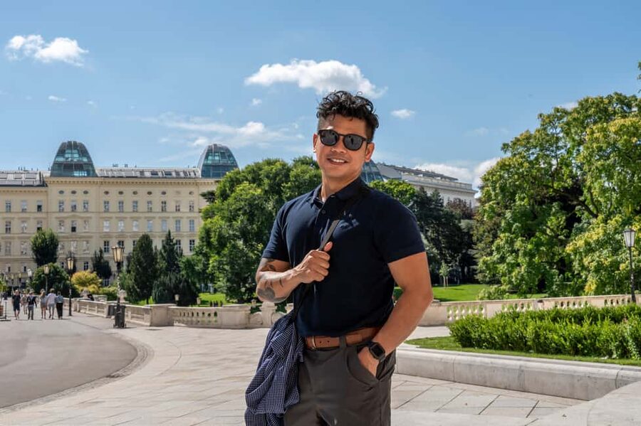 Private Photoshoot in Vienna City Center - Burggarten and Hofburg: finishing with Hofburg Palace and Mozart