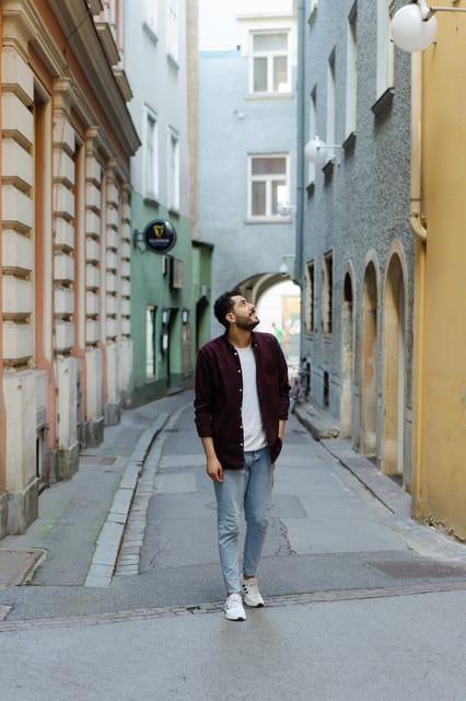 Private Photoshoot Walk Old Town of Graz - Meeting at Hauptplatz: finding the Weikhard Clock start