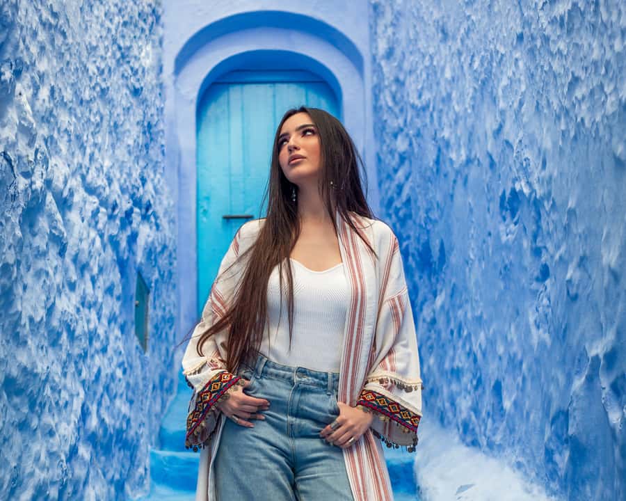 Private Photoshoot with a Local Photographer in Chefchaouen - Posing With Soufian: What You Do During the 60–90 Minutes
