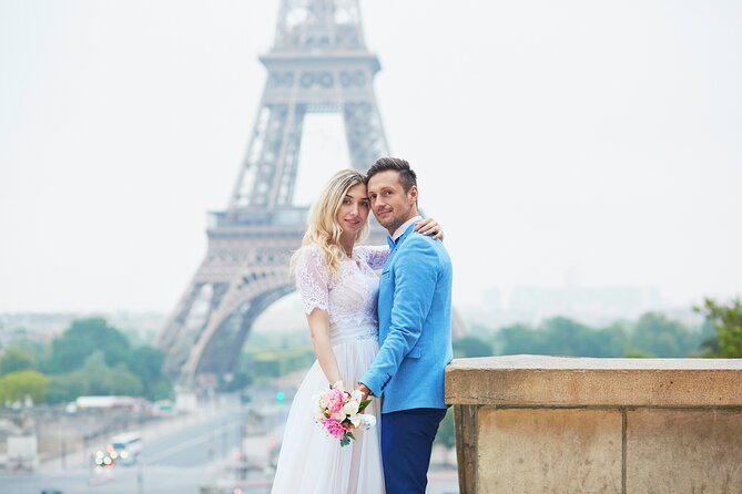 Private Romantic Photoshoot in Paris with Bouquet of Flowers - Getting photos that look like you: posing without feeling fake