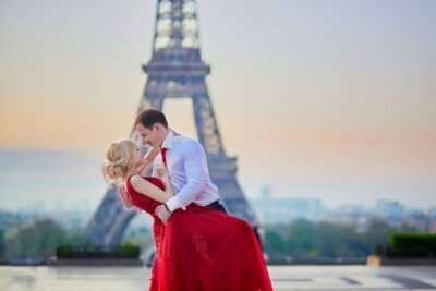 Private Romantic Photoshoot in Paris with Bouquet of Flowers - The bouquet: a small detail that changes the whole photo