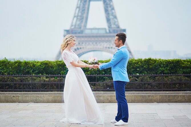Private Romantic Photoshoot in Paris with Bouquet of Flowers - Price and value: what $150.10 buys for up to 4 people