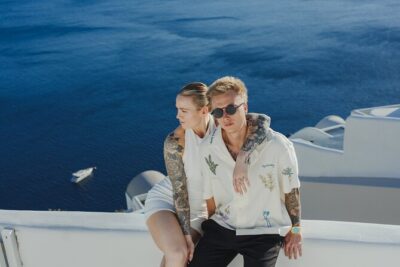 Private Santorini Photography in Oia 伊亚步行旅拍 - The real value: why “posing help” beats “just a photographer”