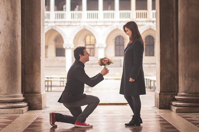 Professional Photographer in Venice, Italy - The gondola add-on: Gondola Danieli photo stop