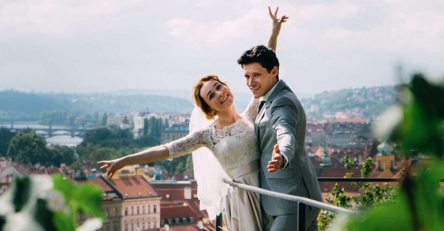 Professional photoshoot in Prague - 1 hour, 30 or 15 min - Choosing Charles Bridge, Old Town Square, Prague Castle, or the Royal Gardens