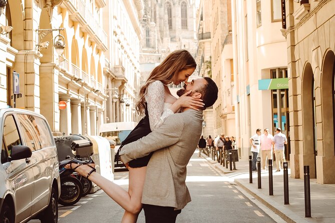 Professional Photoshoot Tour - Barcelona's iconic locations - The photo process: ~100 images, you choose edits, and they manage the crowd