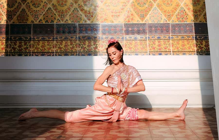 Professional Thai Costume Photography at Wat Arun, Bangkok - The 1–2 Hour Photo Session: How the Photographer Makes It Look Effortless