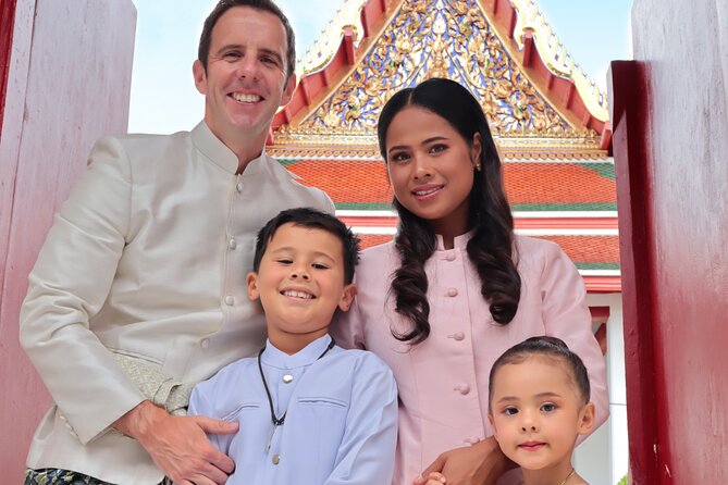 Proposals in Thai Costume with Photoshoot - Pak Khlong Flower Market: where the proposal moment is planned to feel natural