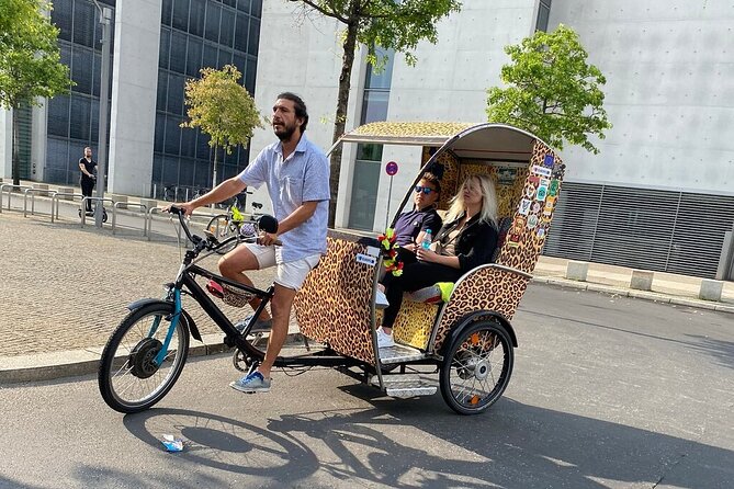 Romantic Berlin Rickshaw City and Photo Tour - incl. pick-up - The must-see stops, from Brandenburg Gate to Checkpoint Charlie