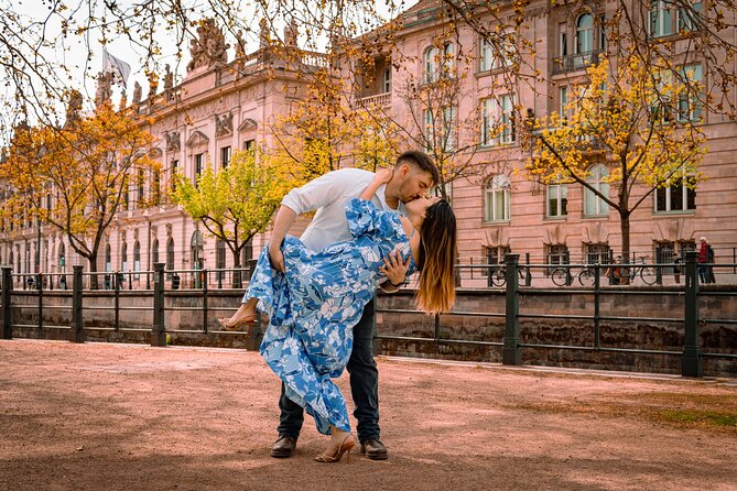 Romantic Couple Photoshoot in the Heart of Berlin - Posing without stress: what David’s guidance feels like