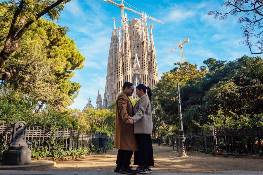 Romantic Photoshoot Experience for Couples in Barcelona - Why a couple photoshoot near Sagrada Familia works