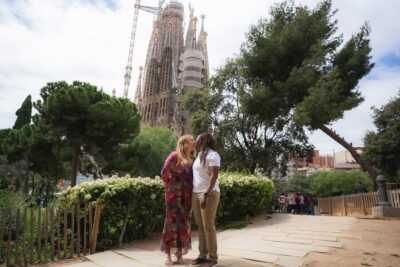 Romantic Photoshoot Experience for Couples in Barcelona - Meeting at the Sagrada Familia Souvenir Shop: what happens first