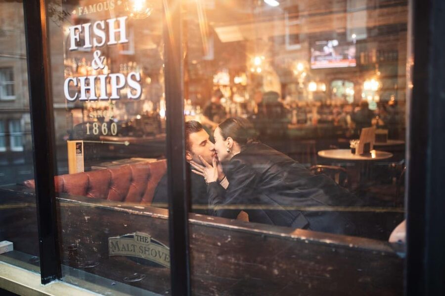 Romantic Photoshoot Experience for Couples in Edinburgh - The main photo session: what a 45-minute stop actually feels like