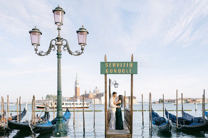 Romantic Photoshoot in Venice - Venice Portraits That Feel Romantic, Not Staged