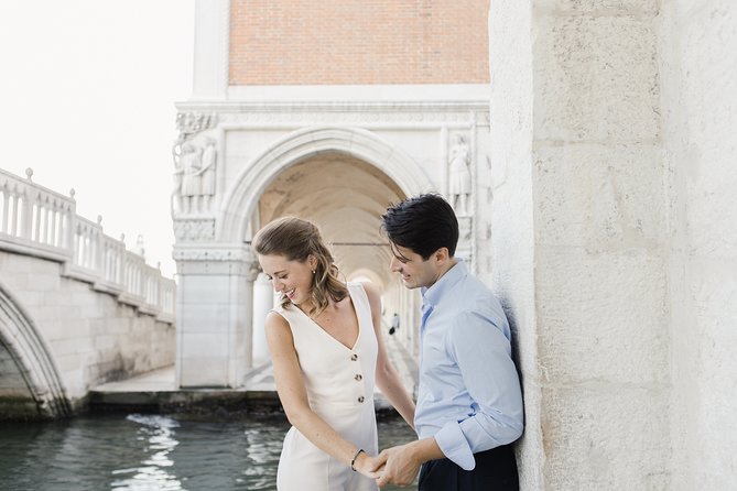 Romantic Photoshoot in Venice - The Rialto Bridge Stop: Iconic Shot, Real-Time Problem Solving
