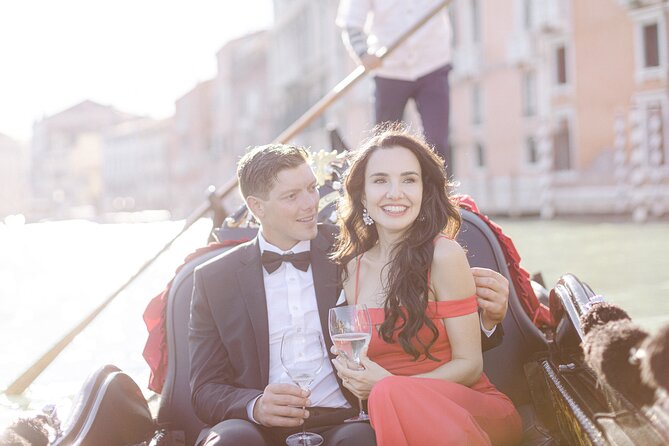 Romantic Photoshoot in Venice - The Photographer Factor: Calm Guidance Makes the Difference