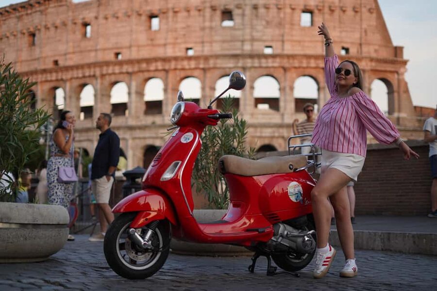 Rome: Night Photography service by Vespa with Aperol Spritz - Circus Maximus pass-by: the arena feeling without the crowds