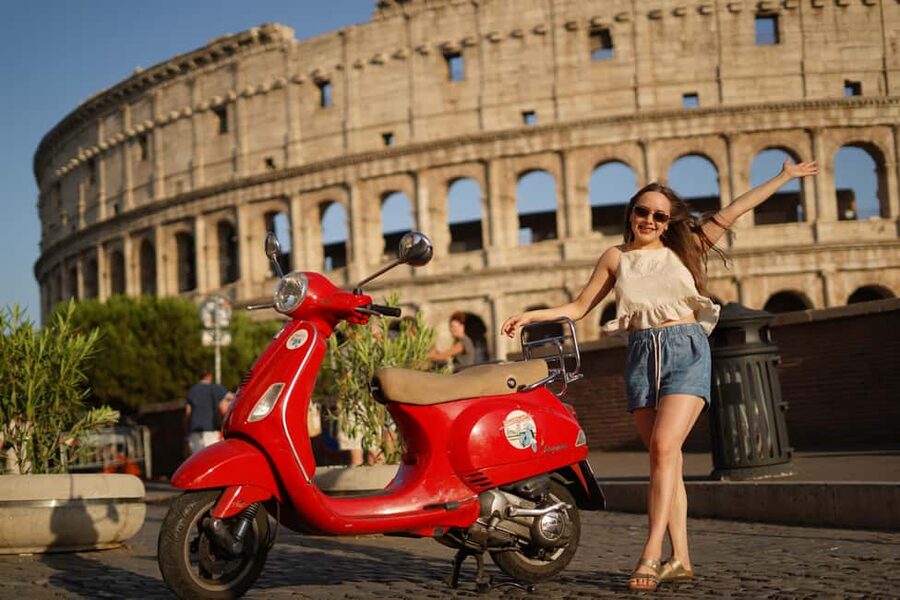 Rome: Night Photography service by Vespa with Aperol Spritz - Trastevere pass-by and Fontana dell’Acqua Paola: two flavors of Rome