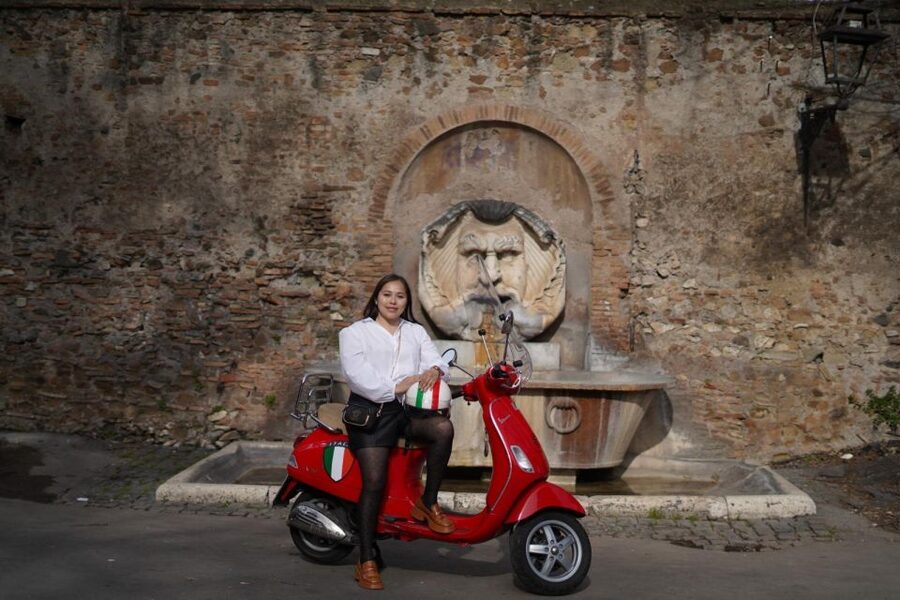 Rome: Photography Service by Vespa Scooter - The photo package: 25 images, plus serious posing help