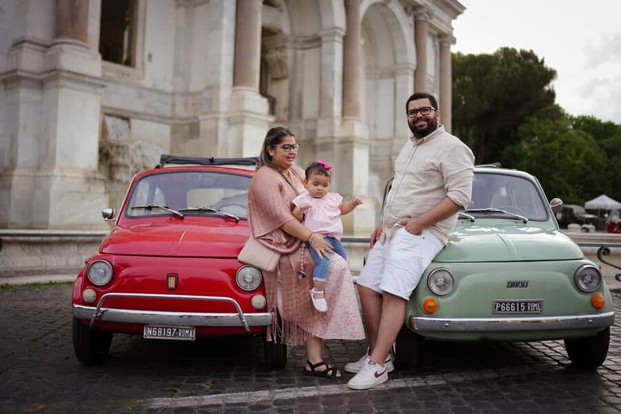 Rome: Photography service with Classic car fiat 500 - First impressions: a classic Fiat 500, right in the action