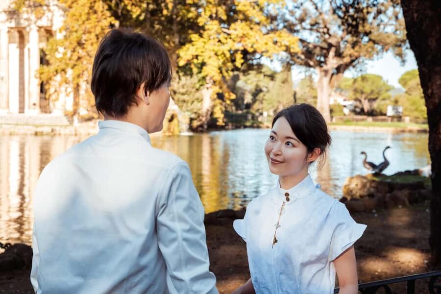 Rome: Romantic Couple Photoshoot. Choose your spot! - How the photographer helps you get natural poses (and real emotion)