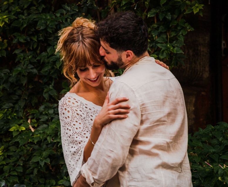 Rome: Romantic Photoshoot for Couples - Meeting points: Piazza di Spagna vs Fontana della Barcaccia