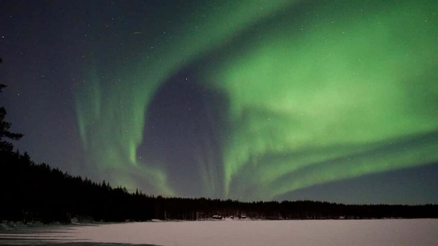 Rovaniemi: Aurora Hunting Photography Tour with Barbeque - Who should book this aurora BBQ hunt