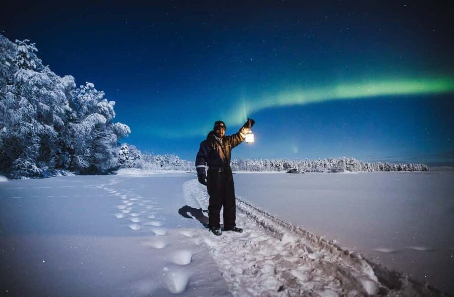 Rovaniemi: Aurora Hunting Photography Tour with BBQ Snacks - Campfire snacks and hot drinks: more than just a break