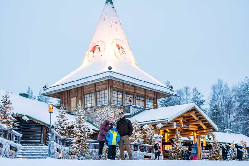 Rovaniemi: Private Pro Photoshoot in Santa Claus Village - Santa Claus Village, with a real photography plan