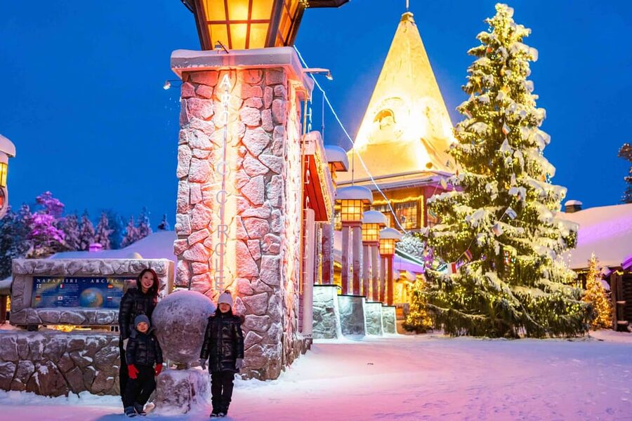 Rovaniemi: Private Pro Photoshoot in Santa Claus Village - The photos: 20–30 edited images delivered by email